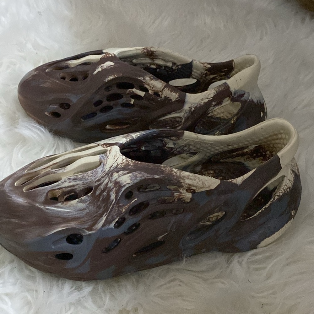Brown and Cream Yeezy Slide Made By Adidas - Picture 3 of 7